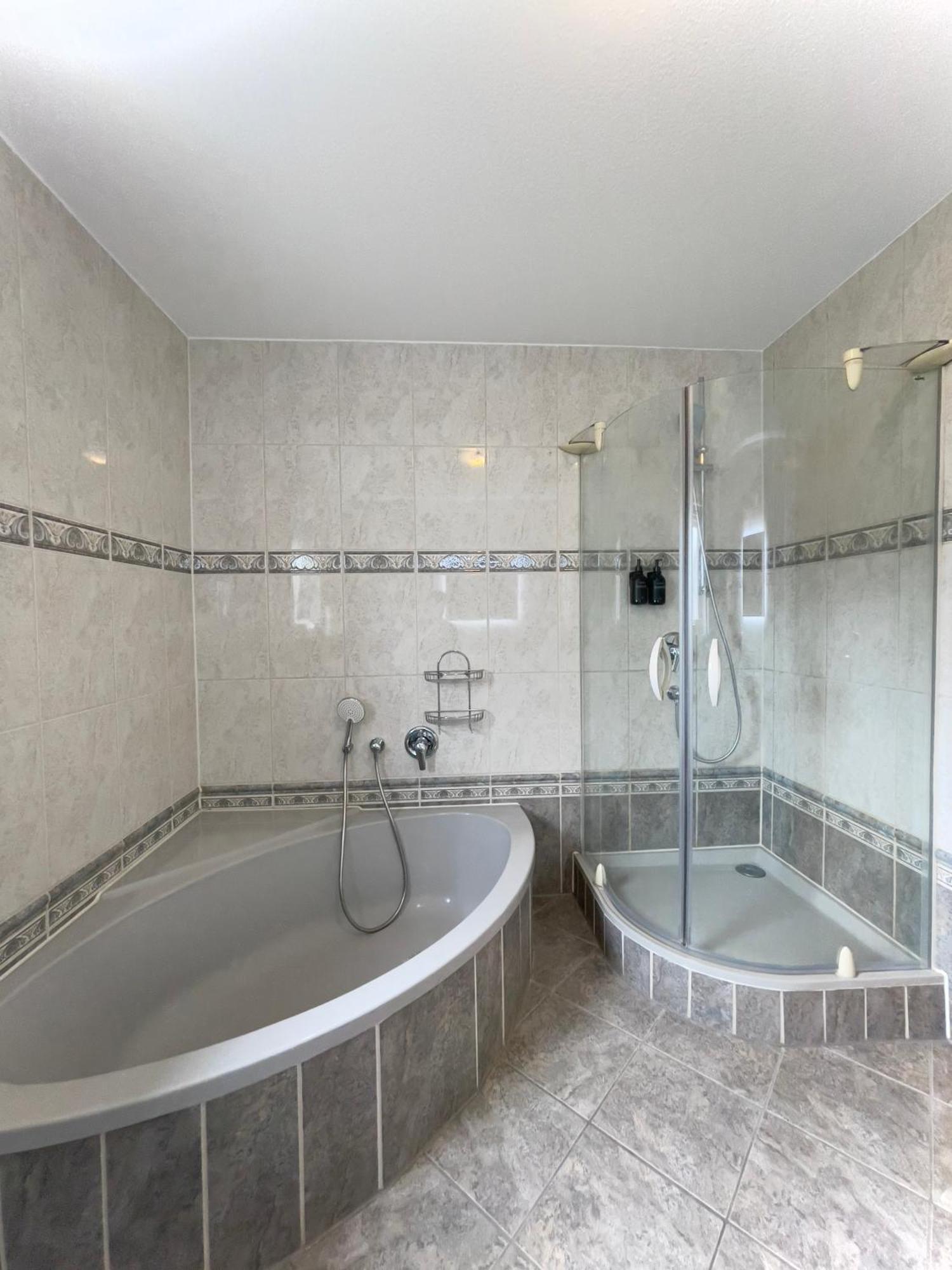 110Qm - 4 Zimmer - Privat Parkplatz - Zentral - Balkon - Mallibase Apartments Кассель Экстерьер фото